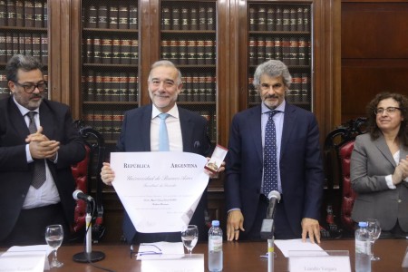 Ceremonia de entrega de diploma de profesor honorario de la Universidad de Buenos Aires a Miguel Díaz y García Conlledo