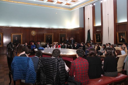 Autoridades de la Facultad reciben a estudiantes destacados