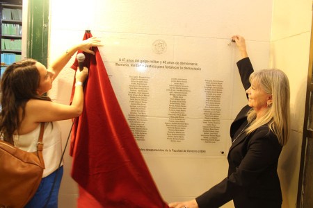 Descubrimiento de la placa conmemorativa con el listado de estudiantes de la Facultad detenidos/as, desaparecidos/as y asesinados/as por la última dictadura militar