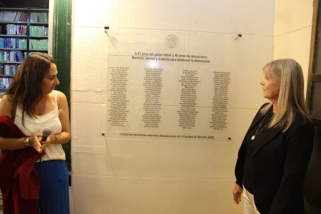 Descubrimiento de la placa conmemorativa con el listado de estudiantes de la Facultad detenidos/as, desaparecidos/as y asesinados/as por la última dictadura militar