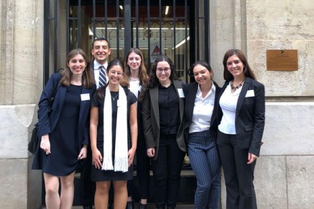 Destacado desempeño del equipo de la Facultad en el Concours d'Arbitrage International de París