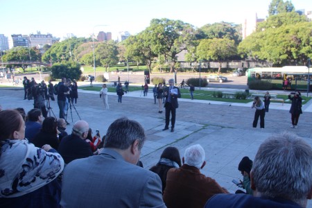 El decano Leandro Vergara brindó una clase pública en las escalinatas de la Facultad