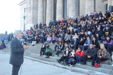 El decano Leandro Vergara brindó una clase pública en las escalinatas de la Facultad