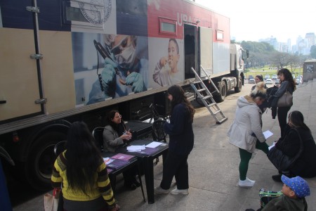 El tráiler odontológico de la UBA prestó servicio en las escalinatas de la Facultad