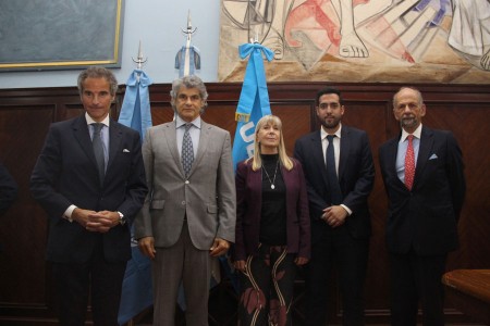 Entrega del doctorado honoris causa a Rafael Mariano Grossi