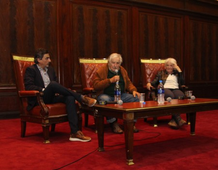 Conferencia de Pepe Mujica y Lucía Topolansky: Los desafíos de la integración latinoamericana