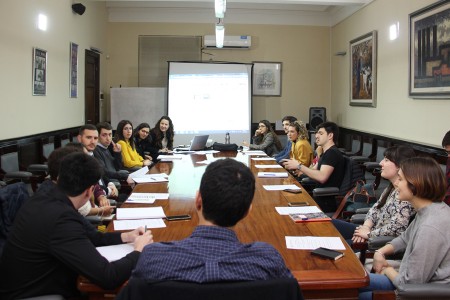 Los estudiantes seleccionados en el programa de tutorías se preparan para recibir a los estudiantes internacionales que cursarán en la Facultad el próximo cuatrimestre