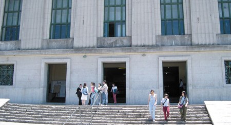 Modificación del acceso de la calle Julio V. González durante las obras de reparación de cornisas del edificio