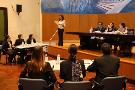 Sesión abierta de práctica del equipo que representará este año a la Facultad en las rondas internacionales de la competencia Concours d' Arbitrage International de Paris 