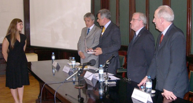 Entrega de premio a alumna de la Facultad de Derecho