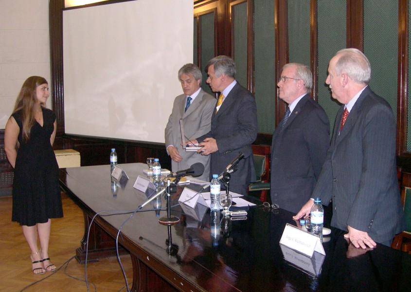 Entrega de premio a alumna de la Facultad de Derecho