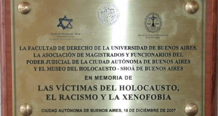 Descubrimiento de la placa en memoria a las víctimas del Holocausto