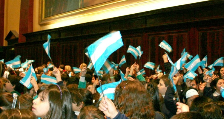 750 alumnos de escuelas públicas y privadas, laicas y practicantes de diferentes religiones prometieron lealtad a la bandera nacional en la Facultad de Derecho