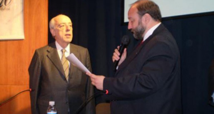 El Decano Dr. Atilio A. Alterini en el acto de entrega del diploma que lo acredita como Doctor Honoris Causa por la Universidad Nacional de Rosario