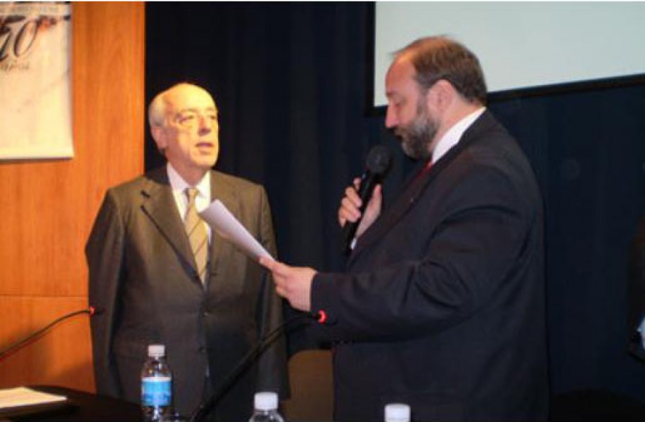 El Decano Dr. Atilio A. Alterini en el acto de entrega del diploma que lo acredita como Doctor Honoris Causa por la Universidad Nacional de Rosario