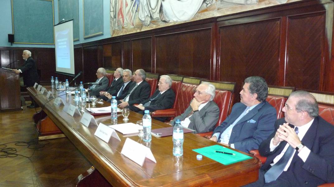 Alieto Guadagni, (en uso de la palabra), Roberto Echarte, Raúl Olocco, Emilio Apud, Jorge Lapeña, Tulio Ortiz (Presidente de la Comisión del Bicentenario), Enrique Devoto, Julio César Araoz y Daniel Montamat