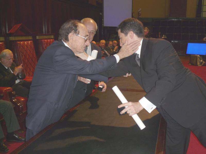 El doctor Adrián Ventura fue distinguido con los Premios Facultad año 2007 y Manuel Augusto Montes de Oca 2007