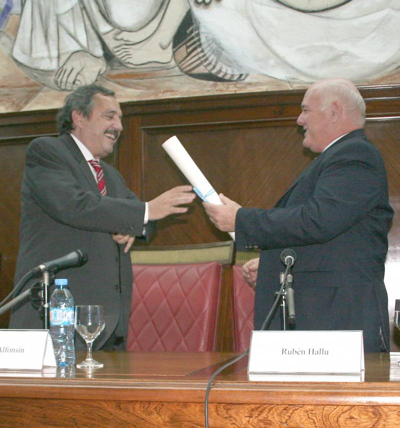 El Diputado Nacional Ricardo Alfonsín, hijo del ex Presidente homenajeado, recibe el diploma de parte del Rector de la UBA Rubén Hallú