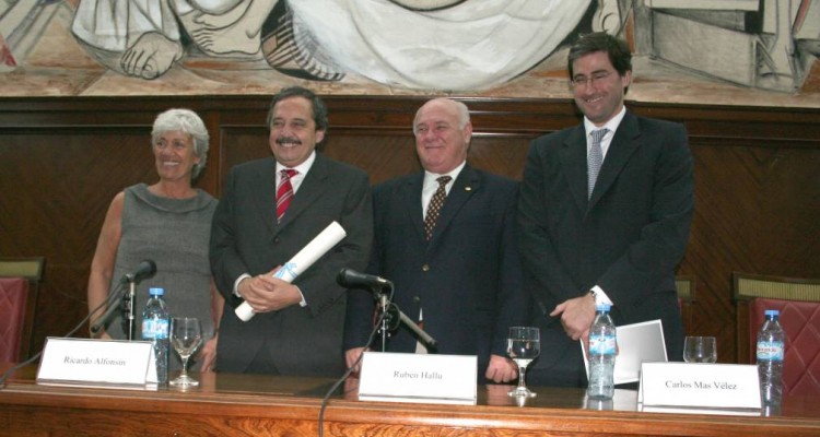 El Diputado Nacional Ricardo Alfonsín, hijo del ex Presidente homenajeado, recibe el diploma de parte del Rector de la UBA Rubén Hallú