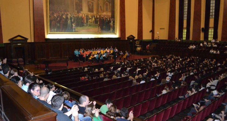 La bomba de tiempo brindó un gran espectáculo en las escalinatas de la Facultad.