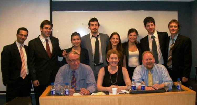 Integrantes del equipo de la Facultad de Derecho junto con los integrantes del equipo representativo de la Universidad Nacional del Sur y los jueces de la Ronda Final