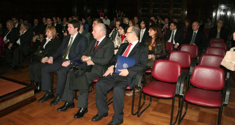 Acto de entrega de diploma de Profesor Honorario al Dr. Enrique Bacigalupo