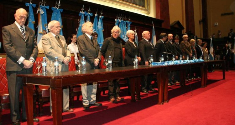 Autoridades del Rectorado y de las distintas Facultades y colegios de la UBA se reunieron en el Salón de Actos para celebrar el 191 aniversario y presentar la nueva bandera