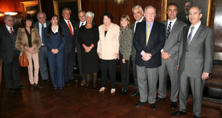 La Jueza de la Suprema Corte de Justicia de los Estados Unidos, Sonia Sotomayor, junto con la Decana Mónica Pinto,y Profesores de Facultad.