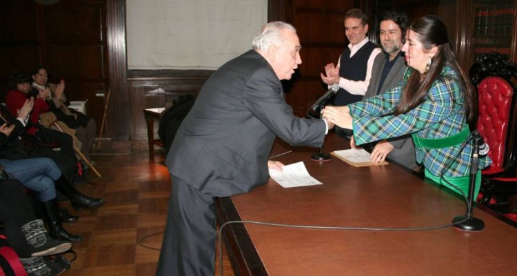 Las nuevas autoridades del Departamento de Ciencias Sociales entregando una mención al ex director Dr. José M. Díaz Couselo