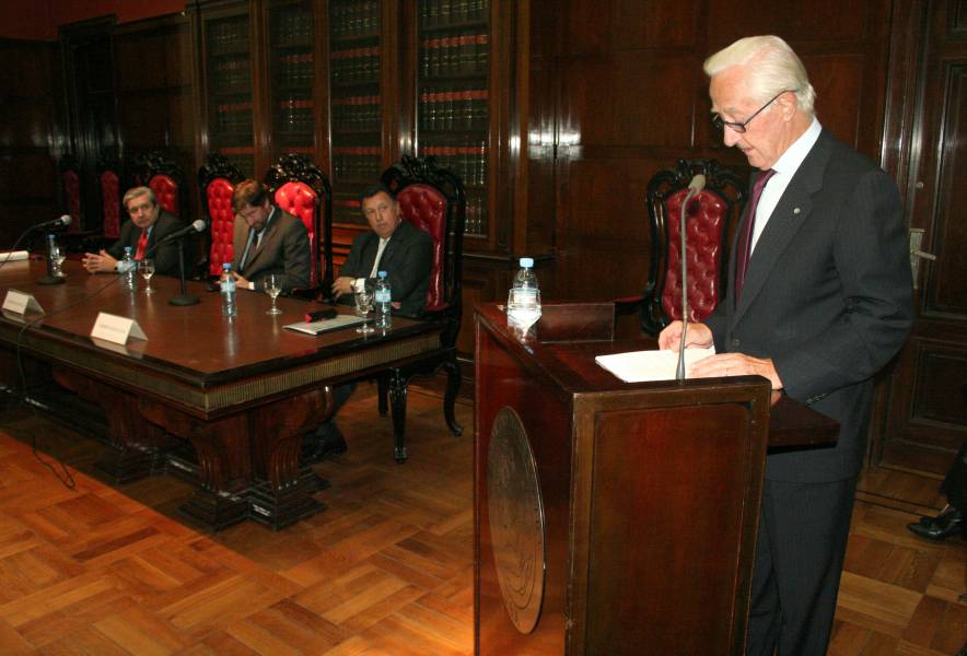 Giuseppe de Vergottini acompañado por Alberto Bueres, Carlos Mas Velez y Alberto Dalla Via durante su exposición “La libertad de información”.