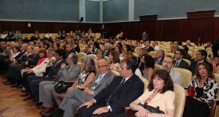 Entrega de diplomas a profesores adjuntos, regulares, consultos y eméritos designados en los últimos meses