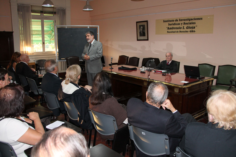 El Director del Instituto Gioja, Dr. Carlos M. Cárcova, expresó unas palabras de bienvenida previo a la disertación del Dr. Tulio Ortiz.