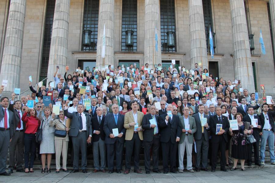 Profesores y abogados se opusieron a la reforma judicial en las escalinatas de la Facultad