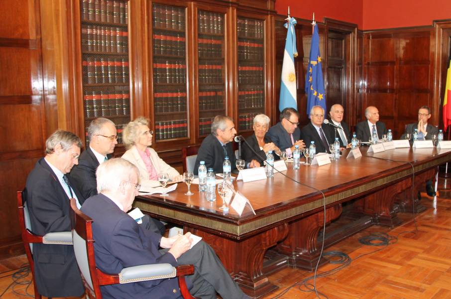 Félix Peña, Thomas Antoine, James McIntyre, Lorenza Sebesta, Alfonso Diez Torres, Mónica Pinto, Calogero Pizzolo, Jorge Taiana, Jorge Remes Lenicov, Guido W. La Tella y Berhard Graf von Waldersee