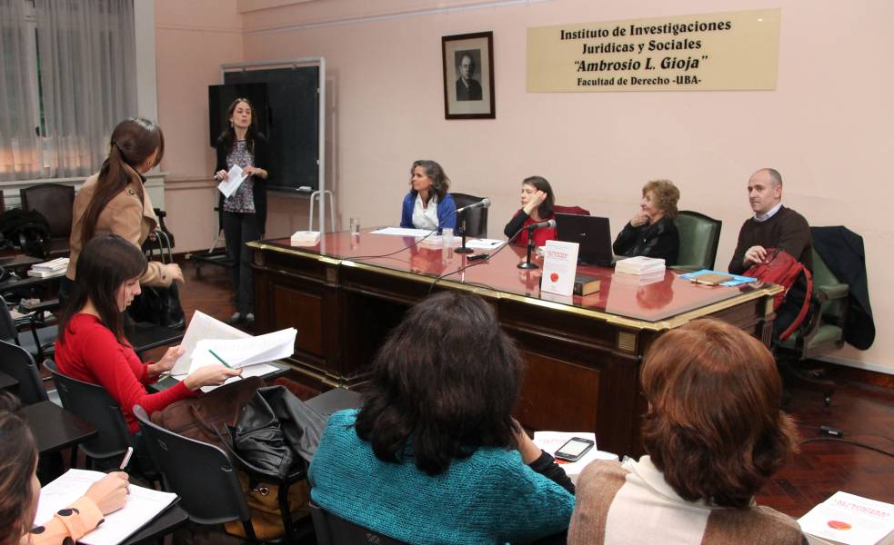 El libro busca plantear experiencias de trabajo sobre la construcción de una agenda del cuidado y debates en torno a la problemática