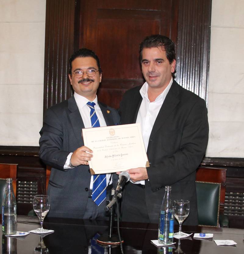 El profesor Alfredo Silverio Gusman recibe la mención de manos del Vicepresidente Primero de la Legislatura porteña, Cristian Ritondo.