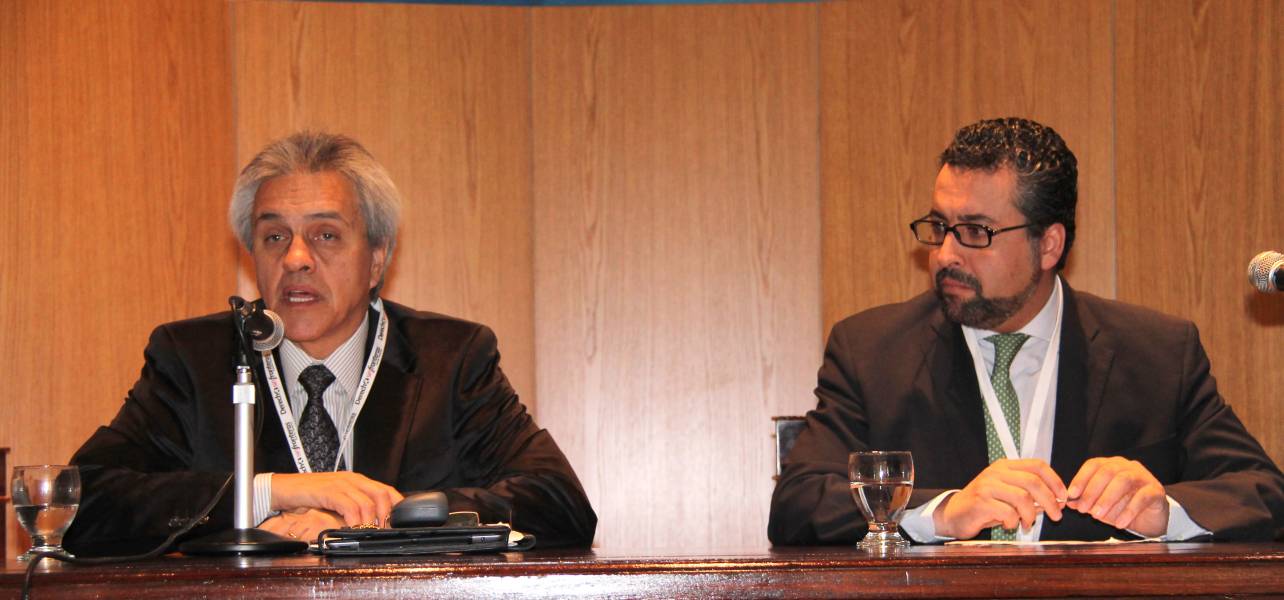 Osvaldo A. Gozaíni junto a Carlos Humberto Reyes Díaz, de la Universidad Autónoma de México.