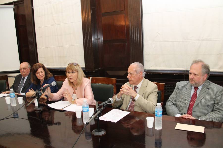 Norberto D. Rinaldi, Mirta B. Alvarez, Cristina Filippi, Jorge R. Vanossi y Alfredo G. Di Pietro