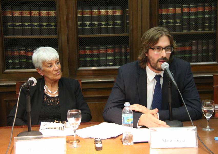 La Decana Mónica Pinto y Martín Sigal, director del Centro de Derechos Humanos de la Facultad.