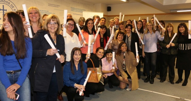 Entrega de diplomas de los cursos de posgrado 2014 del convenio con la AABA