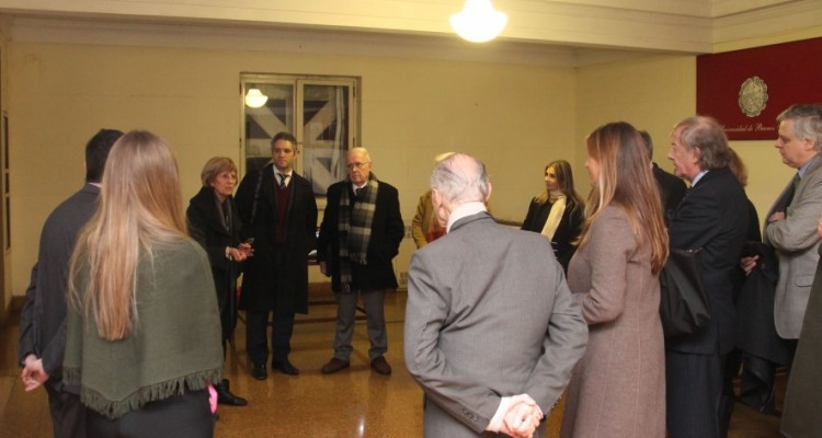 La licenciada Corina Tiribelli, directora de la Biblioteca Central, pronunció unas palabras antes de la inauguración.