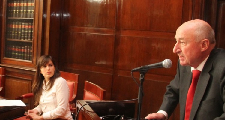 El profesor Robert Alexy durante la primera disertación en la Facultad.