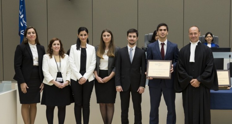 Noelia Matalone, Natalia Luterstein (profesoras), Giuliana Morano, Macarena González, Ignacio Ibáñez (integrantes del equipo) y Alejandro Kiss (letrado de la Corte Penal Internacional)