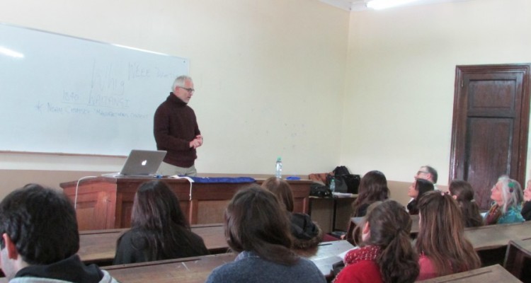 El profesor Christopher Le Breton durante su disertación en el Aula 217.