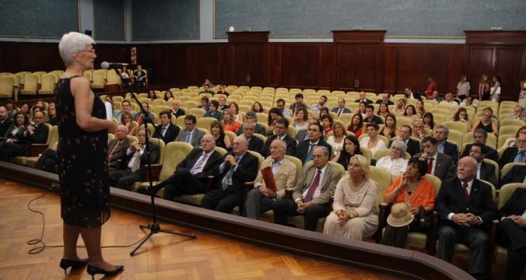 Acto de entrega de diplomas a los profesores designados en los últimos meses