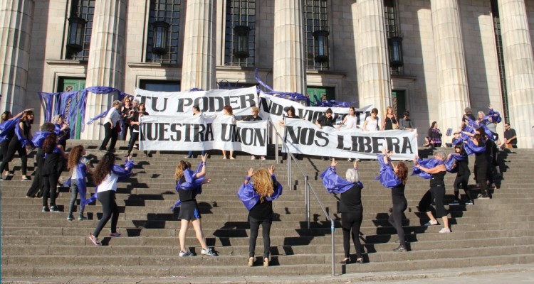 El 5 de diciembre, la Facultad conmemoró el Día internacional de la eliminación de la violencia contra la mujer con actividades artísticas en las escalinatas. El programa incluyó la performance de “Crisálidas a mariposas”, acción coreográfica realizada por el Grupo Colectivo Ranquelas, y una performance de mantas intervenidas con técnicas mixtas, a cargo de la artista Irene Accarini y el Grupo Arte Textil.