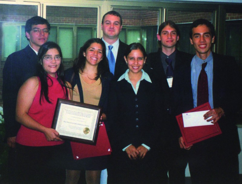 Equipo de la Facultad con el equipo de la Universidad del Externado de Colombia (ganador de la competencia)