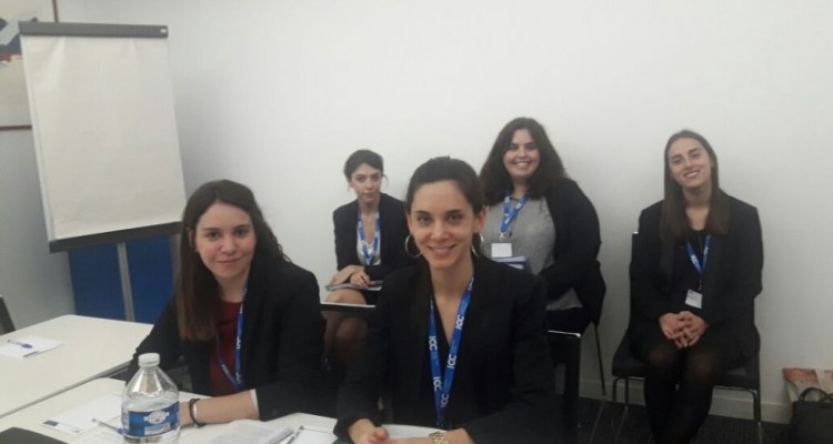 Katya Hartl, Florencia Wajnman (adelante), Mariana Cordero, Karina Sabatini y Laura Rossello (atrás)