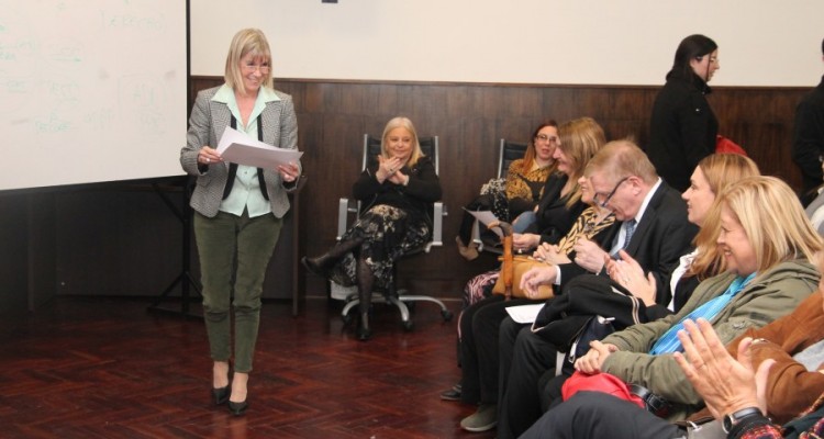 La secretaria académica de la Facultad, Silvia Nonna, al momento de la entrega de los certificados.