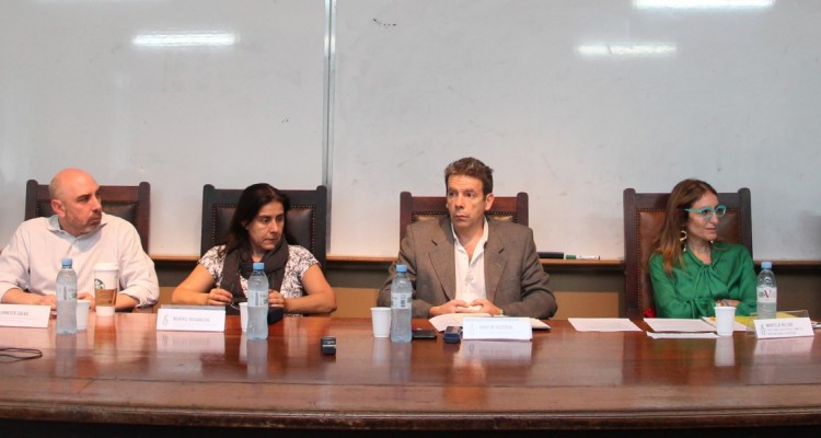 Azmina Dhrodia, Ernesto Calvo, Beatriz Busaniche, Martín Becerra, Mariela Belski y Martín Sigal